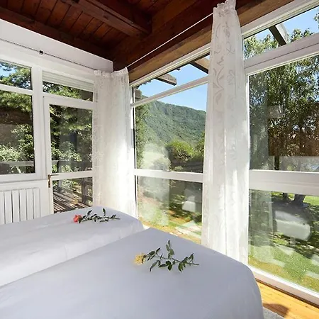 Villa Sleeps 12 With Pool